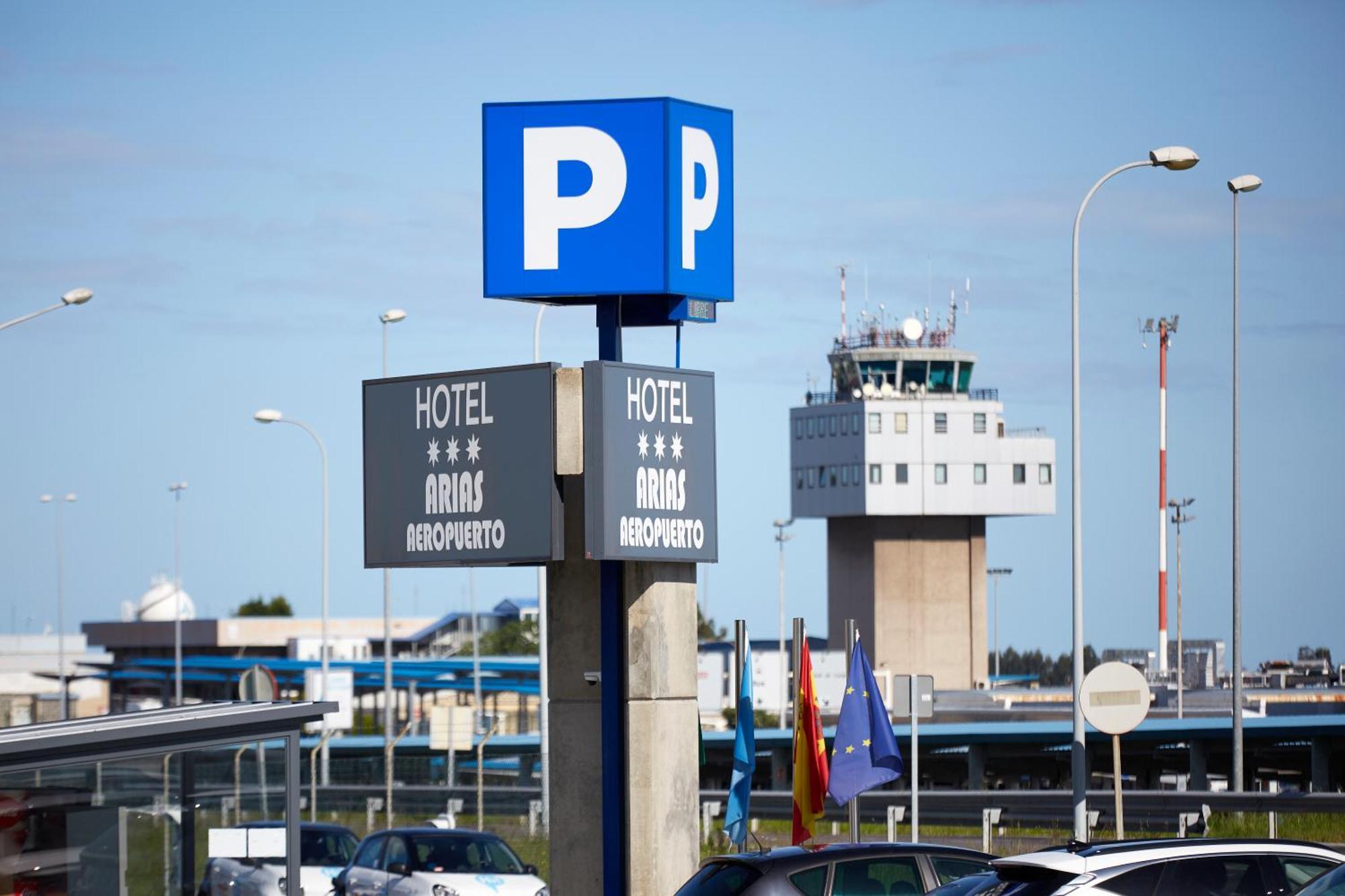 Hotel Arias Aeropuerto Santiago Del Monte Exterior photo